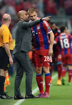 FUSSBALL CHAMPIONS LEAGUE SAISON 2014 2015 VIERTELFINALE RUECKSPIEL FC Bayern Muenchen - FC Porto 21.03.2015 Trainer Pep Guardiola (li) mit Holger Badstuber (re, beide FC Bayern Muenchen) 