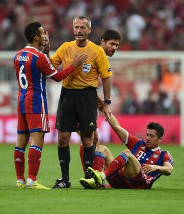 FUSSBALL CHAMPIONS LEAGUE SAISON 2014 2015 VIERTELFINALE RUECKSPIEL FC Bayern Muenchen - FC Porto 21.03.2015 Schiedsrichter Martin Aktinson (Mitte) mit Thiago Alcantara, Xabi Alonso und Robert Lewandowski (v.l., alle FC Bayern Muenchen) 