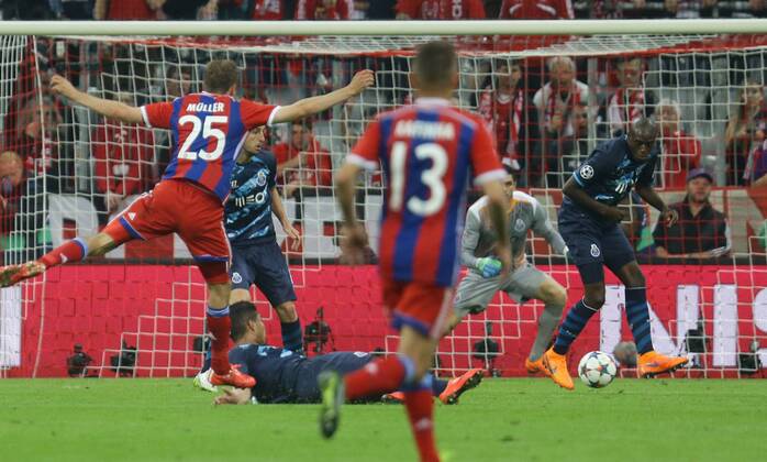 München , Fußball Champions League Viertelfinale Rückspiel , Bayern München vs. FC Porto , Tor zum 4 : 0 , Bruno Martins Indii ( Porto ) fälscht einen Schuß von Thomas Müller ( Bayern ) ab
