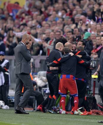 21.04.2015, Fussball Championsleague 2014 2015, Viertelfinale Rückspiel, FC Bayern München - FC Porto, in der Allianz-Arena München. Trainer Pep Guardiola (li, Bayern München) kann es nicht fassen, das Tor zum 5:0 ist gerade gefallen. 