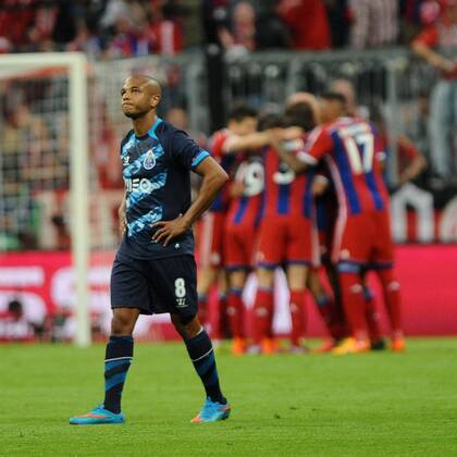Enttaeuschung bei Yacine Brahimi (FC Porto), Jubel bei Bayern Muenchen nach dem 4:0. FC Bayern Muenchen - FC Porto, Fussball, Champions League, Viertelfinale, Rueckspiel, 21.04.2015, Foto: Stuetzle Eibner EP_WSE
