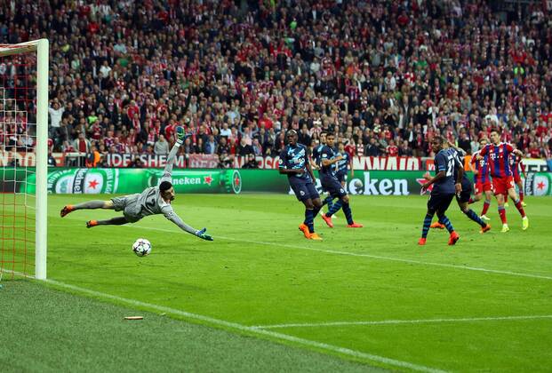 Robert LEWANDOWSKI, FCB 9 Torschuss, schiesst das Tor zum 3-0 gegen fabiano FC BAYERN MUENCHEN - FC PORTO , Fussball UEFA Champions League, Viertelfinale Rueckspiel, Muenchen, 21.04.2015 CL Saison 2014 2015, FCB, Muenchen