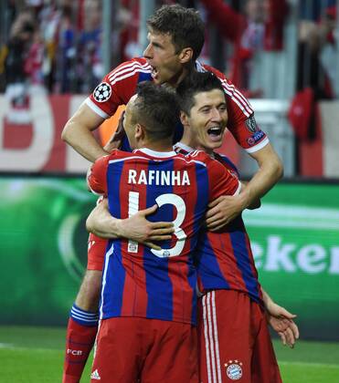 21.04.2015, Fussball, Saison 2014 15, Champions League, 2014 15, Viertelfinale, FC Bayern München - FC Porto Jubel Robert Lewandowski (Bayern Muenchen), Thomas Mueller, Thomas Müller (Bayern Muenchen), Rafinha (Bayern Muenchen), v.re.