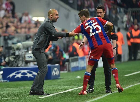 21.04.2015, xjhx, Fussball UEFA Champions League, FC Bayern Muenchen - FC Porto, v.l. Pep Guardiola (Trainer FC Bayern Muenchen), Thomas Mueller (FC Bayern Muenchen)gibt Anweisungen, gestikuliert, mit den Armen gestikulieren gives instructions, gesticulate.