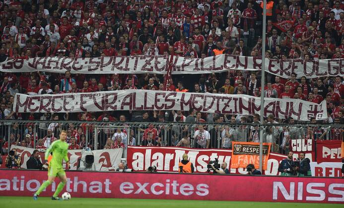 FUSSBALL CHAMPIONS LEAGUE SAISON 2014 2015 VIERTELFINALE RUECKSPIEL FC Bayern Muenchen - FC Porto 21.03.2015 Fans des FC Bayern Muenchen hissen ein Banner fuer den zurueckgetretenen Mannschaftsarzt Mannschaftsarzt Hans-Wilhelm Mueller-Wohlfahrt (FC Bayern Muenchen) 