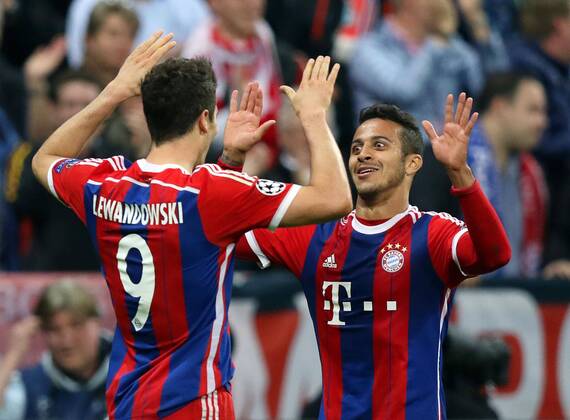Robert LEWANDOWSKI, FCB 9 Torjubel, Jubel nach dem Tor zum 5-0 mit Thiago ALCANTARA, FCB 6 , Freude, Emotionen, Feiern, Lachen, jubelt, freuen, reisst die Arme hoch, ballt die Faust FC BAYERN MUENCHEN - FC PORTO , Fussball UEFA Champions League, Viertelfinale Rueckspiel, Muenchen, 21.04.2015 CL Saison 2014 2015, FCB, Muenchen