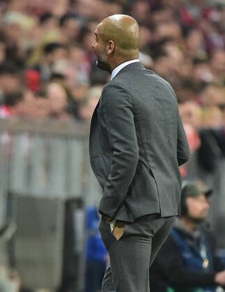 21.04.2015, xjhx, Fussball UEFA Champions League, FC Bayern Muenchen - FC Porto, v.l. Pep Guardiola (Trainer FC Bayern Muenchen) hose kaputt