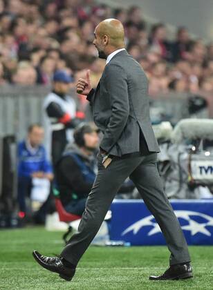 21.04.2015, xjhx, Fussball UEFA Champions League, FC Bayern Muenchen - FC Porto, v.l. Pep Guardiola (Trainer FC Bayern Muenchen) hose kaputt