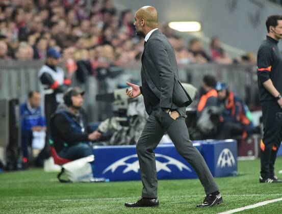 21.04.2015, xjhx, Fussball UEFA Champions League, FC Bayern Muenchen - FC Porto, v.l. Pep Guardiola (Trainer FC Bayern Muenchen) hose kaputt