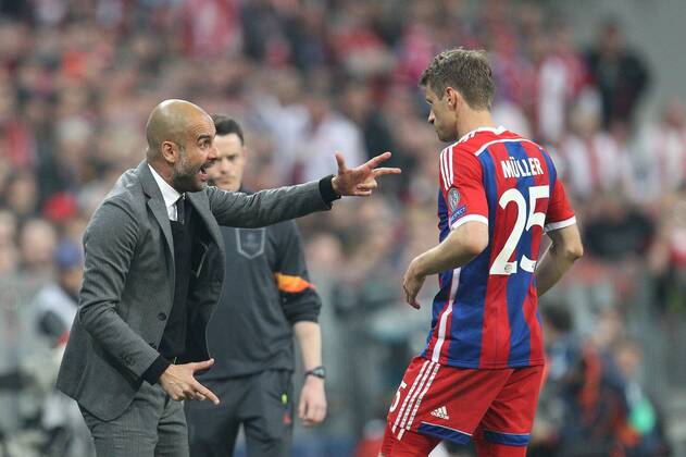 l-r: Chef-Trainer Pep Guardiola (FC Bayern Muenchen) gibt Thomas Mueller 25 (FC Bayern Muenchen) lautstarke Anweisung , FC Bayern Muenchenvs. FC Porto, Fussball, Champions League, 21.04.2015 EP_ckt