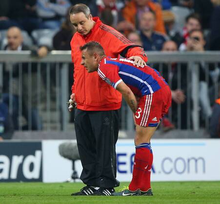 SOCCER - CL, Bayern vs Porto MUNICH,GERMANY,21.APR.15 - SOCCER - UEFA Champions League, quarterfinal, FC Bayern Muenchen vs FC Porto. Image shows team doctor Volker Braun and Rafinha (Bayern). GEPAxpictures xThomasxBachun 