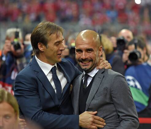 21.04.2015, Fussball Championsleague 2014 2015, Viertelfinale Rückspiel, FC Bayern München - FC Porto, in der Allianz-Arena München. v.li: Trainer Julen Lopetegui (FC Porto) und Trainer Pep Guardiola (Bayern München) vor dem Spiel gut gelaunt shakehands. 