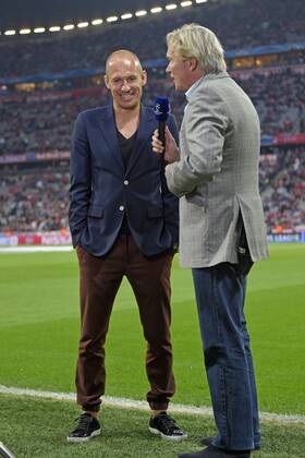 21.04.2015, Fussball Championsleague 2014 2015, Viertelfinale Rückspiel, FC Bayern München - FC Porto, in der Allianz-Arena München. Der derzeit verletzte Arjen Robben (li, Bayern München) beim Interview. 