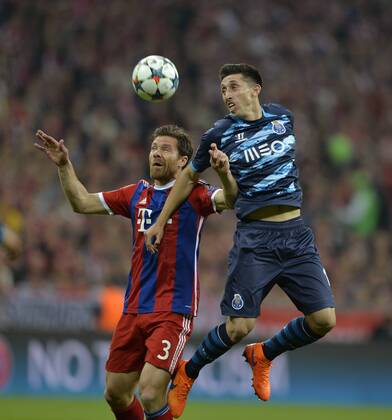 21.04.2015, Fussball Championsleague 2014 2015, Viertelfinale Rückspiel, FC Bayern München - FC Porto, in der Allianz-Arena München. v.li: Xabi Alonso (Bayern München), Hector Herrera (FC Porto). 