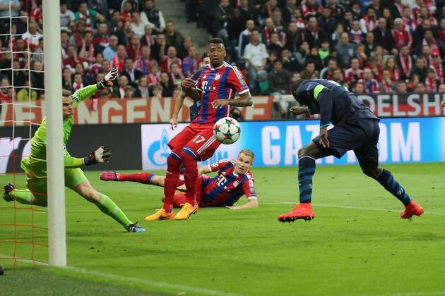 21.04.2015, xjfx, Fussball UEFA Champions League, FC Bayern Muenchen - FC Porto, v.l. Manuel Neuer (FC Bayern Muenchen), Jackson Martinez (FC Porto) Goal scored, Tor zum 5:1