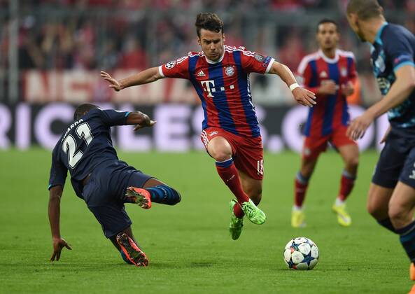 FUSSBALL CHAMPIONS LEAGUE SAISON 2014 2015 VIERTELFINALE RUECKSPIEL FC Bayern Muenchen - FC Porto 21.03.2015 Ricardo (li, FC Porto) gegen Juan Bernat (re, FC Bayern Muenchen) 
