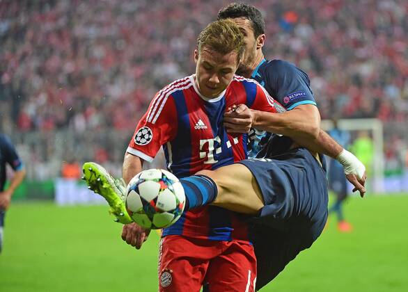 21.04.2015, xjhx, Fussball UEFA Champions League, FC Bayern Muenchen - FC Porto, v.l. Mario Goetze (FC Bayern Muenchen), Ivan Marcano (FC Porto)