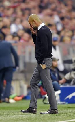 21.04.2015, Fussball Championsleague 2014 2015, Viertelfinale Rückspiel, FC Bayern München - FC Porto, in der Allianz-Arena München. Trainer Pep Guardiola (Bayern München) hat sich im Überschwang seine Hose an der Seite total aufgerissen. 