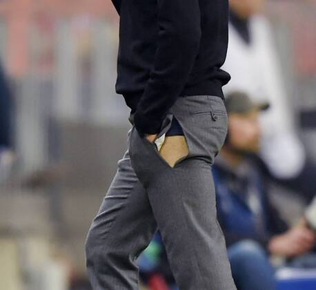 21.04.2015, Fussball Championsleague 2014 2015, Viertelfinale Rückspiel, FC Bayern München - FC Porto, in der Allianz-Arena München. Trainer Pep Guardiola (Bayern München) hat sich im Überschwang seine Hose an der Seite total aufgerissen. 