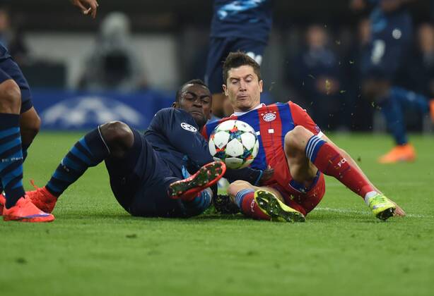 21.04.2015, Fussball, Saison 2014 15, Champions League, 2014 15, Viertelfinale, FC Bayern München - FC Porto Robert Lewandowski (Bayern Muenchen), re., gegen Jackson Martinez (FC Porto)