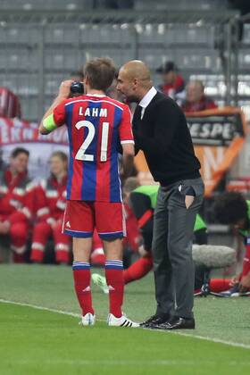 21.04.2015, xjfx, Fussball UEFA Champions League, FC Bayern Muenchen - FC Porto, v.l. Philipp Lahm (FC Bayern Muenchen),Pep Guardiola (Trainer FC Bayern Muenchen) mit defekte Hose