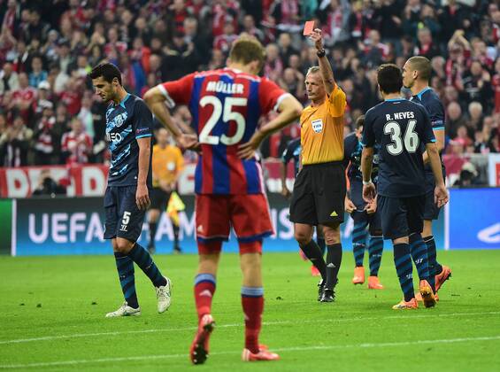 21.04.2015, xjhx, Fussball UEFA Champions League, FC Bayern Muenchen - FC Porto, v.l. Ivan Marcano (FC Porto) Gelbe-Rote Karte fuer, receive a yellow-red card,