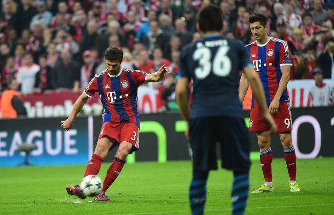 21.04.2015, xjhx, Fussball UEFA Champions League, FC Bayern Muenchen - FC Porto, v.l. Xabi Alonso (FC Bayern Muenchen) Goal scored, Tor zum 6:1