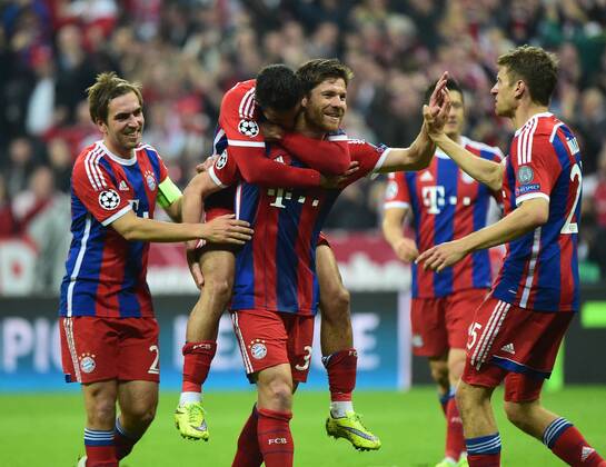 21.04.2015, xjhx, Fussball UEFA Champions League, FC Bayern Muenchen - FC Porto, v.l. Xabi Alonso (FC Bayern Muenchen) Goal scored, Tor zum 6:1
