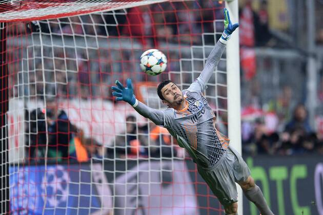 Fußball Champions League Viertelfinale Bayern München - FC Porto am 21.04.2015 in der Allianz Arena in München Fabiano ( Porto ) kann den Ball zum 6:1 durch Xabi Alonso ( München ) nicht halten