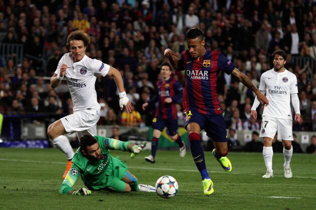 Aktuell FuÃŸball, Champions League, FC Barcelonas DoppeltorschÃ¼tze Neymar 21.04.2015. Nou Camp, Barcelona, Spain. UEFA Champions League quarter-final, second leg. Barcelona versus Paris St Germain. Neymar controls the ball past the keeper Sirigu to score his first goal xAngelxBoludax  ActionPlus11614848