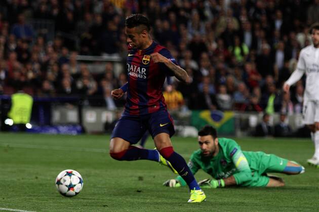 Aktuell FuÃŸball, Champions League, FC Barcelonas DoppeltorschÃ¼tze Neymar 21.04.2015. Nou Camp, Barcelona, Spain. UEFA Champions League quarter-final, second leg. Barcelona versus Paris St Germain. Neymar controls the ball past the keeper Sirigu to score his first goal xAngelxBoludax  ActionPlus11614849