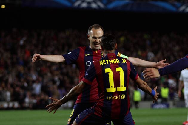 Aktuell FuÃŸball, Champions League, FC Barcelonas DoppeltorschÃ¼tze Neymar 21.04.2015. Nou Camp, Barcelona, Spain. UEFA Champions League quarter-final, second leg. Barcelona versus Paris St Germain. Neymar celebrates his first goal with Iniesta xAngelxBoludax  ActionPlus11614852