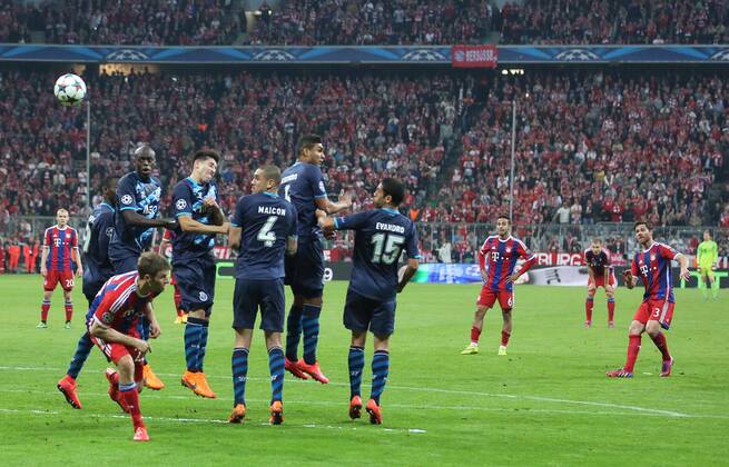 Xabi ALONSO, FCB 3 Torschuss, schiesst das Tor zum 6-1 Freistoss FC BAYERN MUENCHEN - FC PORTO , Fussball UEFA Champions League, Viertelfinale Rueckspiel, Muenchen, 21.04.2015 CL Saison 2014 2015, FCB, Muenchen