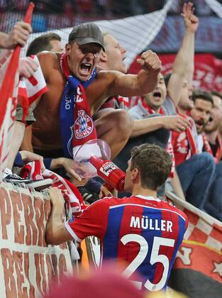 Thomas MUELLER, MÜLLER, FCB 25 Jubel mit Fans Fans, Fussballfans, supporters, spectators, Zuschauer, Jacke, Kutte, Weste, Fankurve FC BAYERN MUENCHEN - FC PORTO , Fussball UEFA Champions League, Viertelfinale Rueckspiel, Muenchen, 21.04.2015 CL Saison 2014 2015, FCB, Muenchen