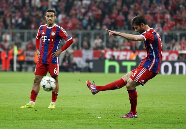 Xabi Alonso Freistoßtor zum 6:1, dahinter Thiago Fußball Fussball UEFA Championsleague Herren Viertelfinale Rückspiel Saison 2014 2015 21.04.2015 FC Bayern München vs. FC Porto