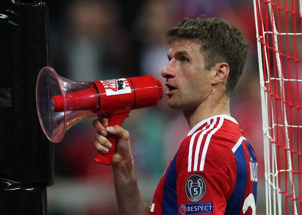 Thomas Müller mit Megafon den Sieg feiernd Freude Emotion jubelnd Jubel nach Spielende Fußball Fussball UEFA Championsleague Herren Viertelfinale Rückspiel Saison 2014 2015 21.04.2015 FC Bayern München vs. FC Porto
