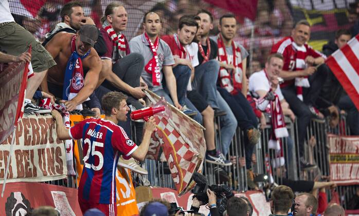 München, 21.04.2015, Allianz Arena Schlussjubel: Thomas Müller (FCB) auf dem Zaun FC Bayern München - FC Porto