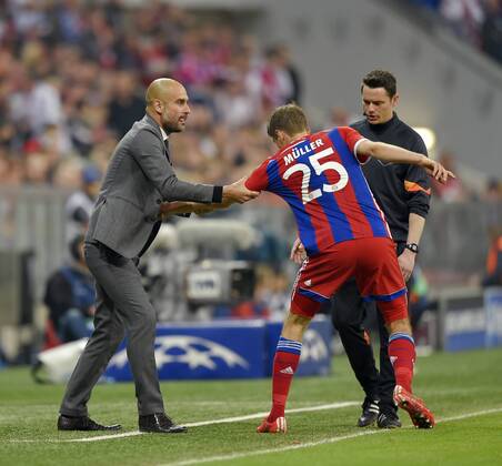 21.04.2015, Fussball Championsleague 2014 2015, Viertelfinale Rückspiel, FC Bayern München - FC Porto, in der Allianz-Arena München. Trainer Pep Guardiola (Bayern München) zerrt an Thomas Müller (München), der will sich losreisen. 