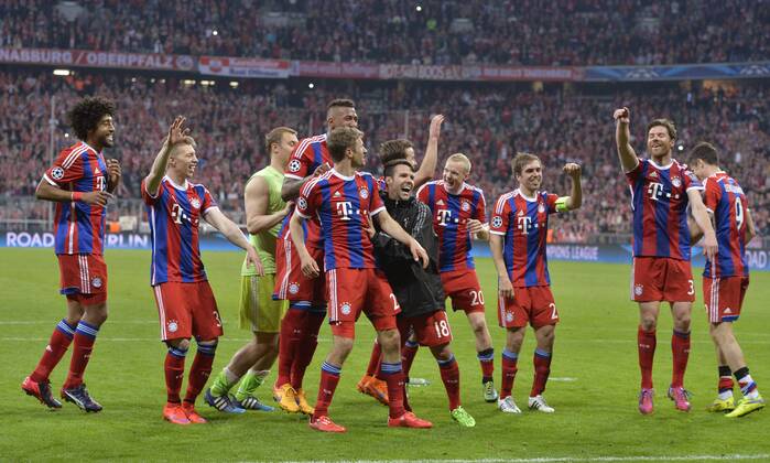 21.04.2015, Fussball Championsleague 2014 2015, Viertelfinale Rückspiel, FC Bayern München - FC Porto, in der Allianz-Arena München. Schlussjubel bei, v.li: Rafinha (Bayern), Mitchell Weiser (München), Dante (Bayern München), Sebastian Rode (Bayern), Jerome Boateng (Bayern), Philipp Lahm (München), Xabi Alonso (Bayern München),