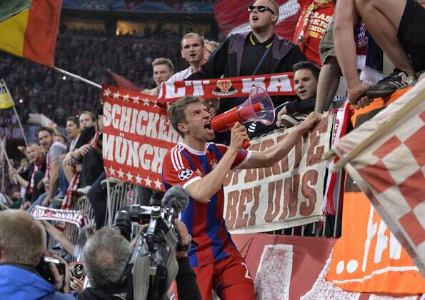 21.04.2015, Fussball Championsleague 2014 2015, Viertelfinale Rückspiel, FC Bayern München - FC Porto, in der Allianz-Arena München. Schlussjubel, Thomas Müller (München) mit Megaphon bei den Fans in der Südkurve. 