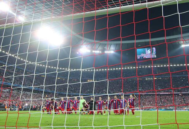 Jubel Schlussjubel FC BAYERN MUENCHEN - FC PORTO , Fussball UEFA Champions League, Viertelfinale Rueckspiel, Muenchen, 21.04.2015 CL Saison 2014 2015, FCB, Muenchen
