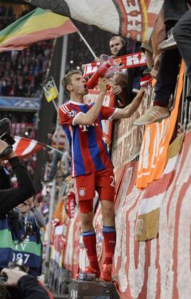 21.04.2015, Fussball Championsleague 2014 2015, Viertelfinale Rückspiel, FC Bayern München - FC Porto, in der Allianz-Arena München. Schlussjubel, Thomas Müller (München) mit Megaphon bei den Fans in der Südkurve. 