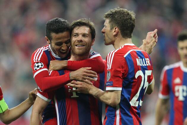 l-r: Torjubel von Thiago Alcantara 6 (FC Bayern Muenchen), Xabi Alonso 3 (FC Bayern Muenchen) und Thomas Mueller 25 (FC Bayern Muenchen) , FC Bayern Muenchenvs. FC Porto, Fussball, Champions League, 21.04.2015 EP_ckt