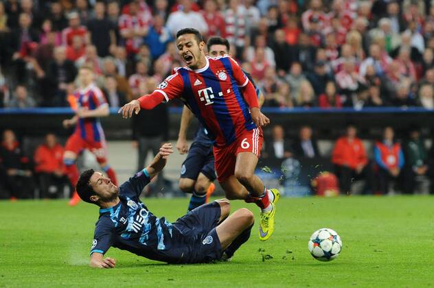 Thiago Alcantara (FC Bayern Muenchen) wird von Ivan Marcano (FC Porto) uebel gefoult, der dafuer die gelbrote Karte erhaelt. FC Bayern Muenchen - FC Porto, Fussball, Champions League, Viertelfinale, Rueckspiel, 21.04.2015, Foto: Stuetzle Eibner EP_WSE