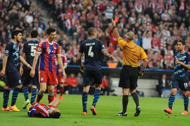 Thiago Alcantara (FC Bayern Muenchen) wird von Ivan Marcano (FC Porto),2.vl. uebel gefoult, der dafuer die gelbrote Karte erhaelt. FC Bayern Muenchen - FC Porto, Fussball, Champions League, Viertelfinale, Rueckspiel, 21.04.2015, Foto: Stuetzle Eibner EP_WSE
