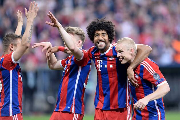 Fußball Champions League Viertelfinale Bayern München - FC Porto am 21.04.2015 in der Allianz Arena in München v.l.n.r.: Rafinha ( München ), Mitchell Weiser ( München ), Dante ( München ), Sebastian Rode ( München )