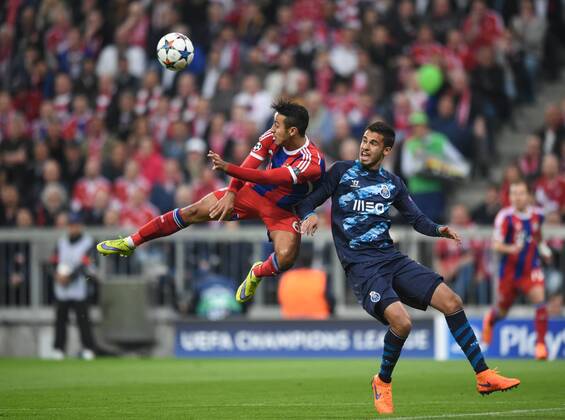 THIAGO (BAY) - Diego REYES (re FCP) Fussball international UEFA Championsleague, Saison 2014 2015, Viertelfinale Rueckspiel: FC Bayern Muenchen - FC Porto in Muenchen, Deutschland am 21.04.2015,