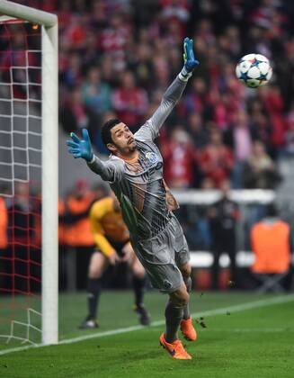 Tor zum 6-1: Torwart FABIANO (FCP) kann den Freisstoss von Xabi A L O N S O (BAY) nicht parieren. Fussball international UEFA Championsleague, Saison 2014 2015, Viertelfinale Rueckspiel: FC Bayern Muenchen - FC Porto in Muenchen, Deutschland am 21.04.2015,
