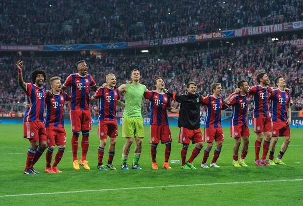 Freude nach dem Spiel: Die Spieler von bayern feiern den Sieg mit 6-1 und ereichen damit das Halbfinale. vl: DANTE, Mitchell WEISER, Jerome BOATENG, Sebastian RODE, Torwart Manuel NEUER, Mario GOETZE, Juan BERNAT, Philipp LAHM, THIAGO, Xabi ALONSO und Robert LEWANDOWSKI (alleBAY) Fussball international UEFA Championsleague, Saison 2014 2015, Viertelfinale Rueckspiel: FC Bayern Muenchen - FC Porto in Muenchen, Deutschland am 21.04.2015,