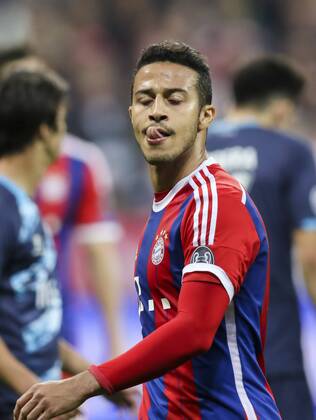 Thiago ALCANTARA, FCB 6 , Portrait, Porträt , streckt die Zunge raus, mit herausgestreckter Zunge, witzig FC BAYERN MUENCHEN - FC PORTO (6-1) , Fussball UEFA Champions League, Viertelfinale Rueckspiel, Muenchen, 21.04.2015 CL Saison 2014 2015, FCB, Muenchen